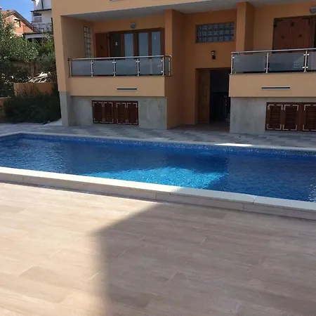 In Mit Gemeinsamem Pool, Terrasse Und Grill Und Panoramablick דירה *