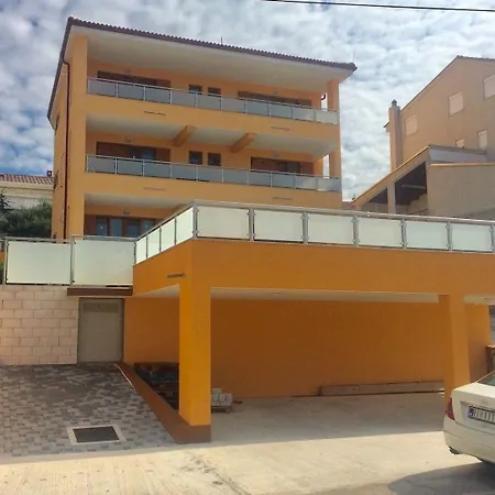In Mit Gemeinsamem Pool, Terrasse Und Grill Und Panoramablick דירה *