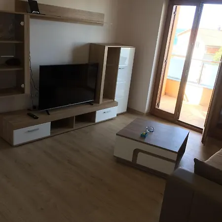 In Mit Gemeinsamem Pool, Terrasse Und Grill Und Panoramablick דירה