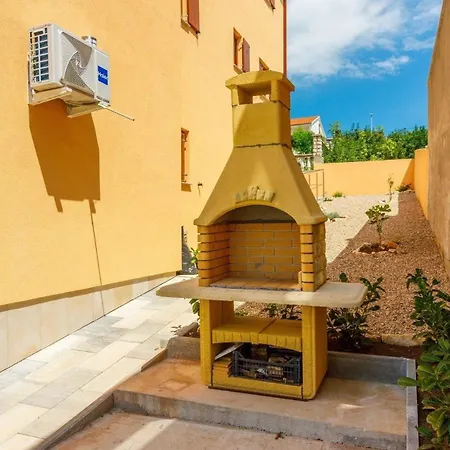 In Mit Gemeinsamem Pool, Terrasse Und Grill Und Panoramablick