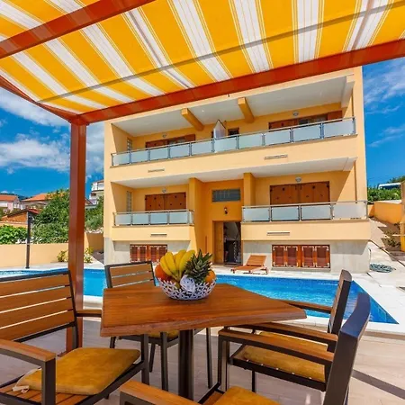 דירה In Mit Gemeinsamem Pool, Terrasse Und Grill Und Panoramablick *